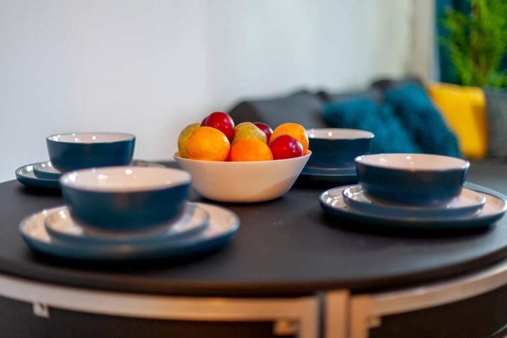 Perfect For Long Business & Family Guests! Parking Stratford Sleeps 6 Guests! Wifi & Netflix London