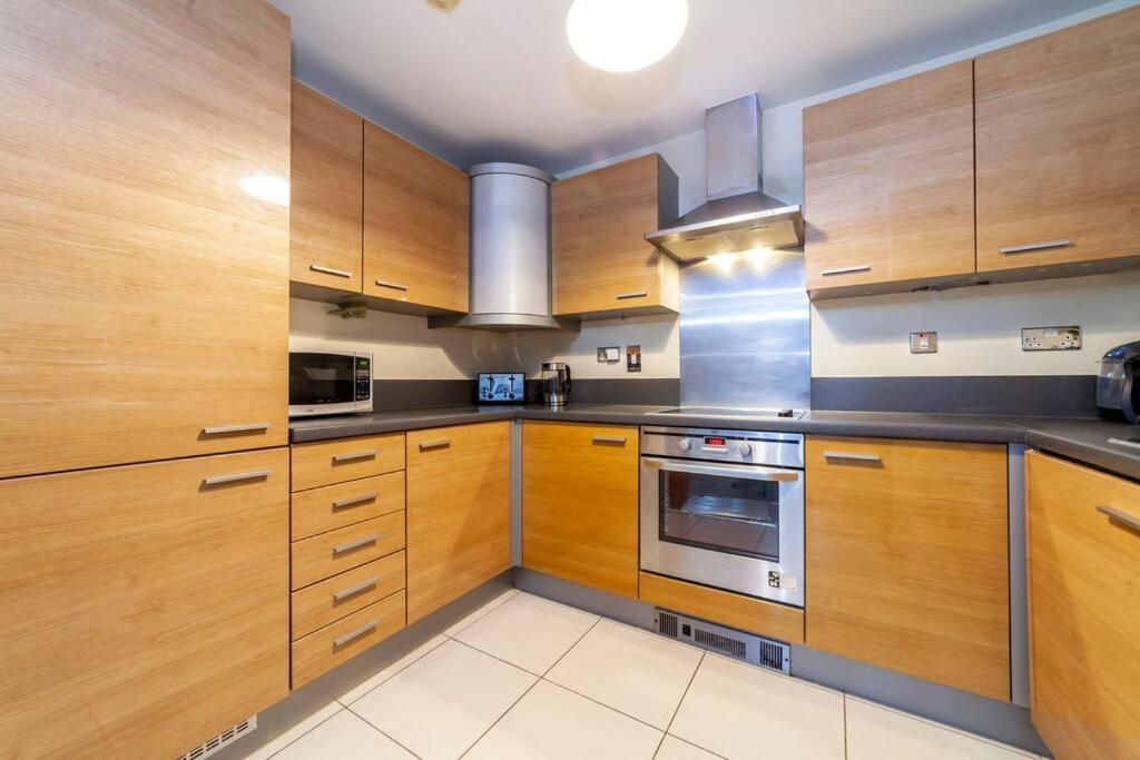 Perfect For Long Business & Family Guests! Parking Stratford Sleeps 6 Guests! Wifi & Netflix