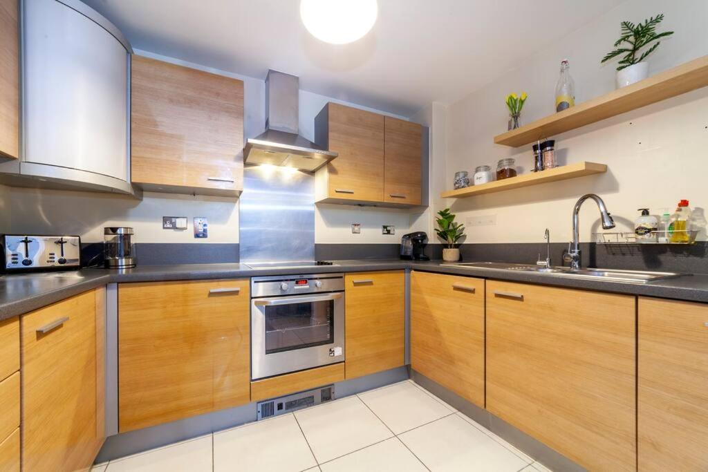 Apartment Perfect For Long Business & Family Guests! Parking Stratford Sleeps 6 Guests! Wifi & Netflix