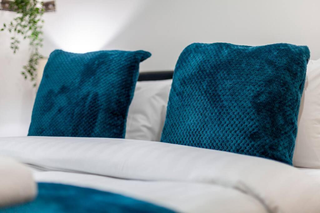 Perfect For Long Business & Family Guests! Parking Stratford Sleeps 6 Guests! Wifi & Netflix Apartment