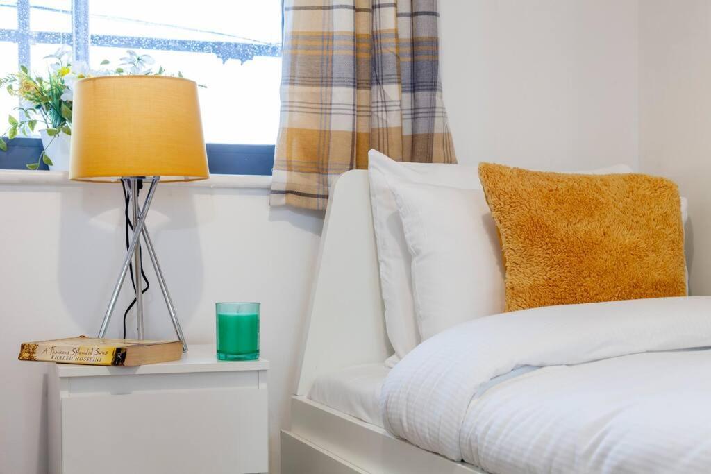 Apartment Perfect For Long Business & Family Guests! Parking Stratford Sleeps 6 Guests! Wifi & Netflix London