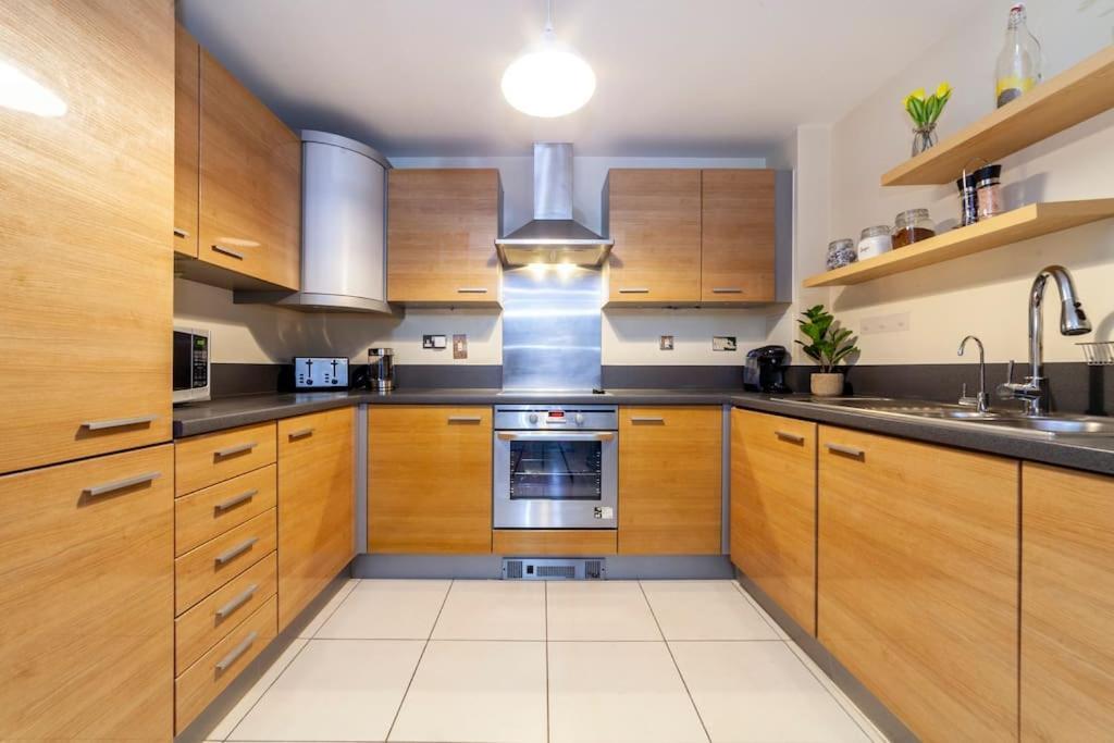Apartment Perfect For Long Business & Family Guests! Parking Stratford Sleeps 6 Guests! Wifi & Netflix London