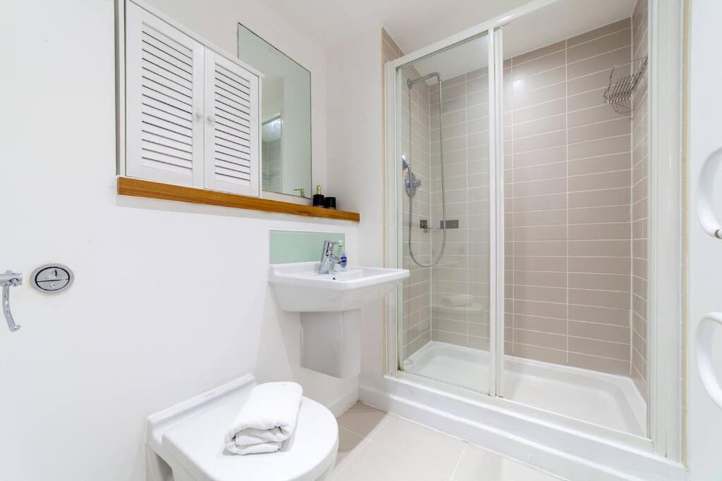 Apartment Perfect For Long Business & Family Guests! Parking Stratford Sleeps 6 Guests! Wifi & Netflix