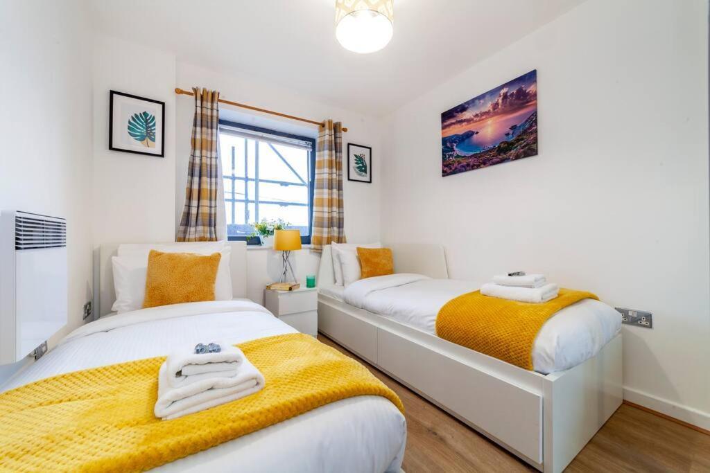 Perfect For Long Business & Family Guests! Parking Stratford Sleeps 6 Guests! Wifi & Netflix