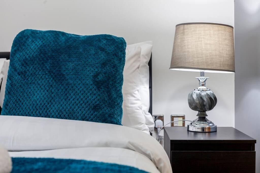 Perfect For Long Business & Family Guests! Parking Stratford Sleeps 6 Guests! Wifi & Netflix London