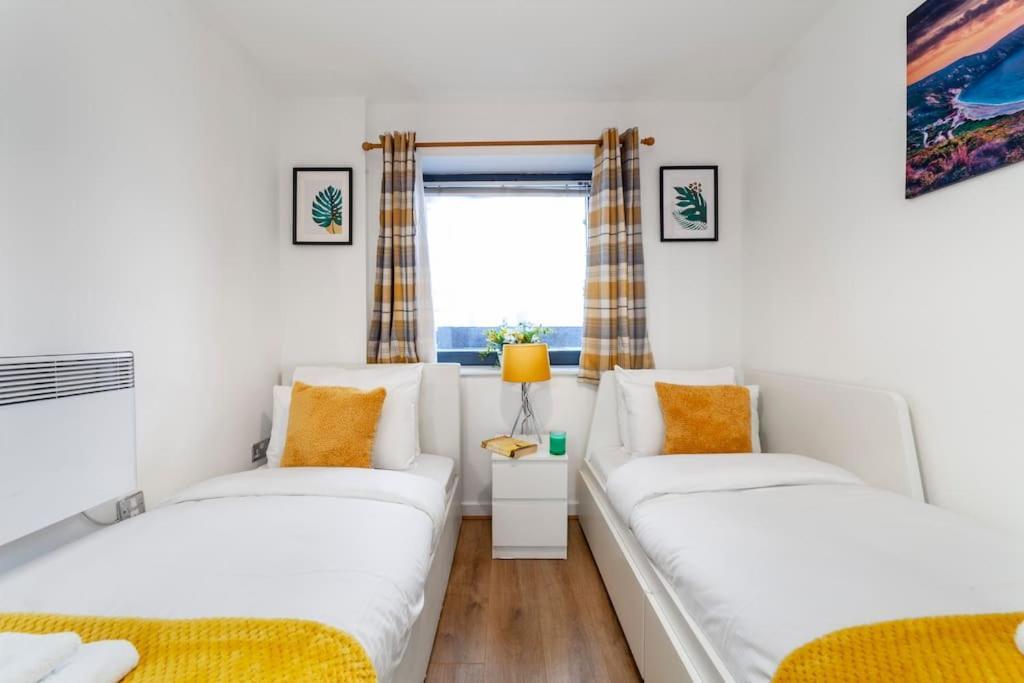 Perfect For Long Business & Family Guests! Parking Stratford Sleeps 6 Guests! Wifi & Netflix Apartment *