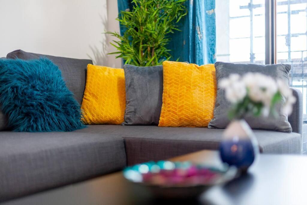Perfect For Long Business & Family Guests! Parking Stratford Sleeps 6 Guests! Wifi & Netflix Apartment London