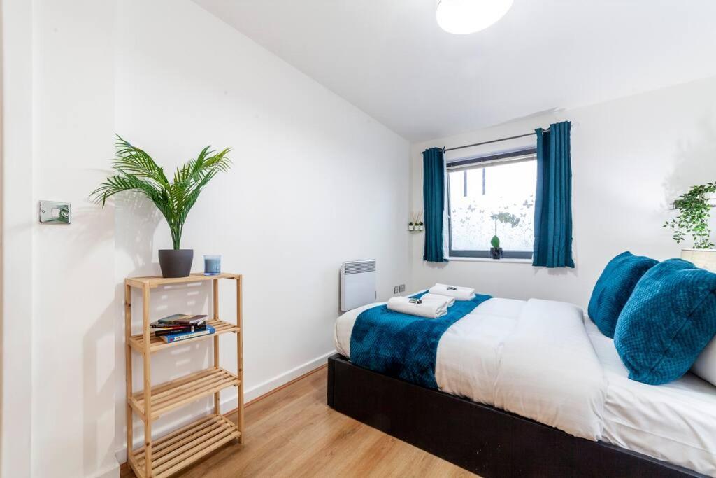 Perfect For Long Business & Family Guests! Parking Stratford Sleeps 6 Guests! Wifi & Netflix Apartment