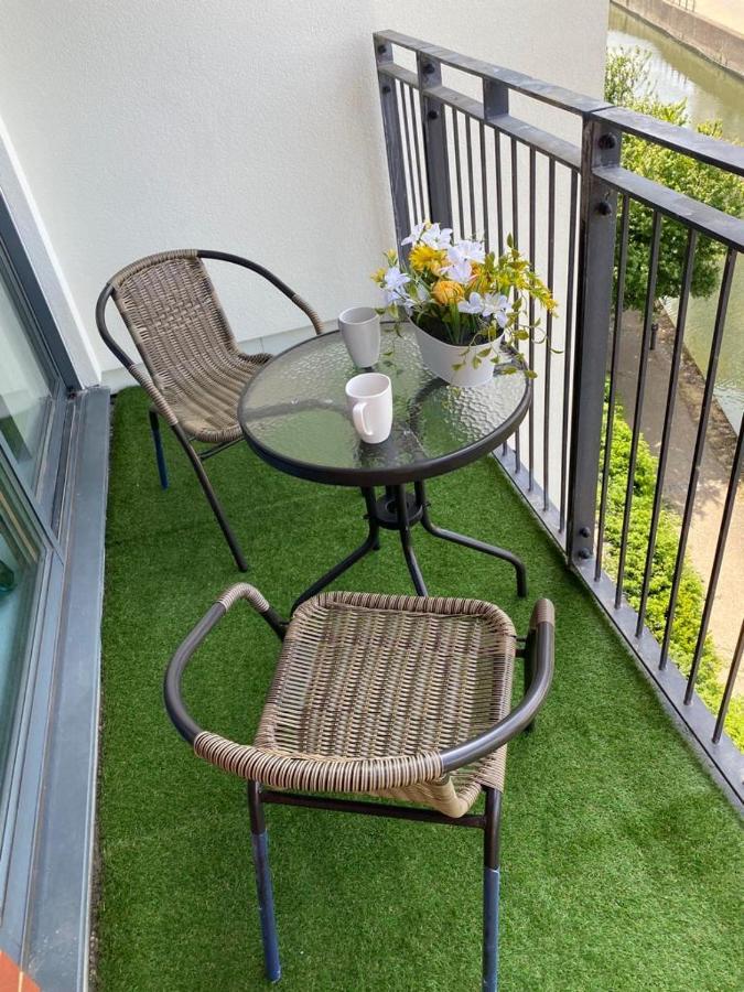 Perfect For Long Business & Family Guests! Parking Stratford Sleeps 6 Guests! Wifi & Netflix Apartment *