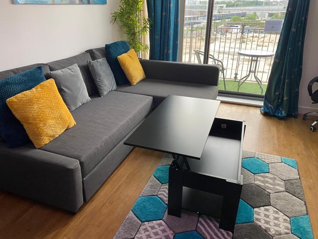 Perfect For Long Business & Family Guests! Parking Stratford Sleeps 6 Guests! Wifi & Netflix *
