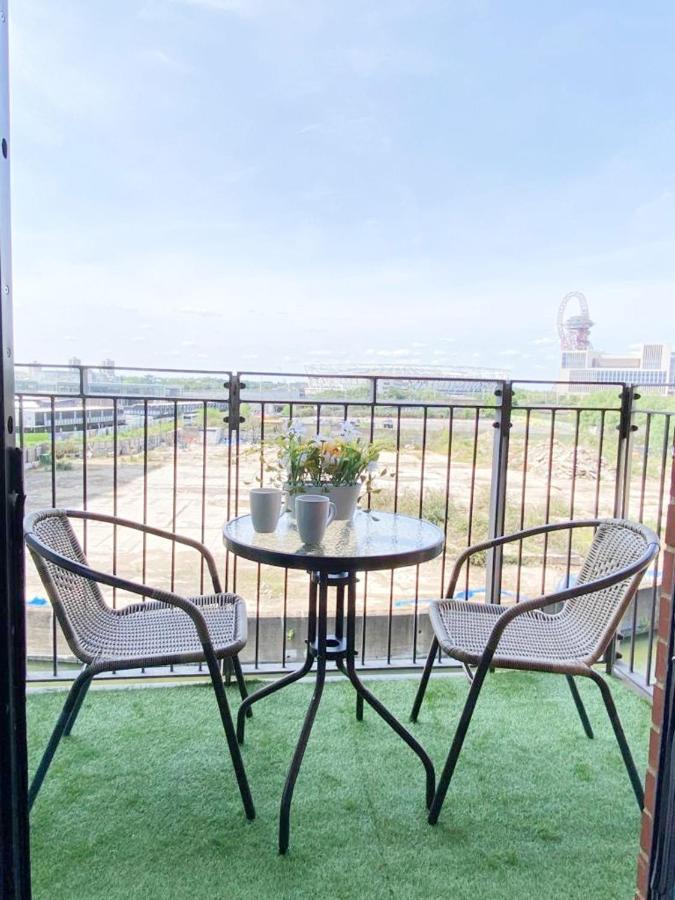 Apartment Perfect For Long Business & Family Guests! Parking Stratford Sleeps 6 Guests! Wifi & Netflix *
