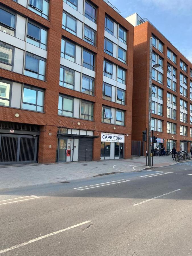 Apartment Perfect For Long Business & Family Guests! Parking Stratford Sleeps 6 Guests! Wifi & Netflix *